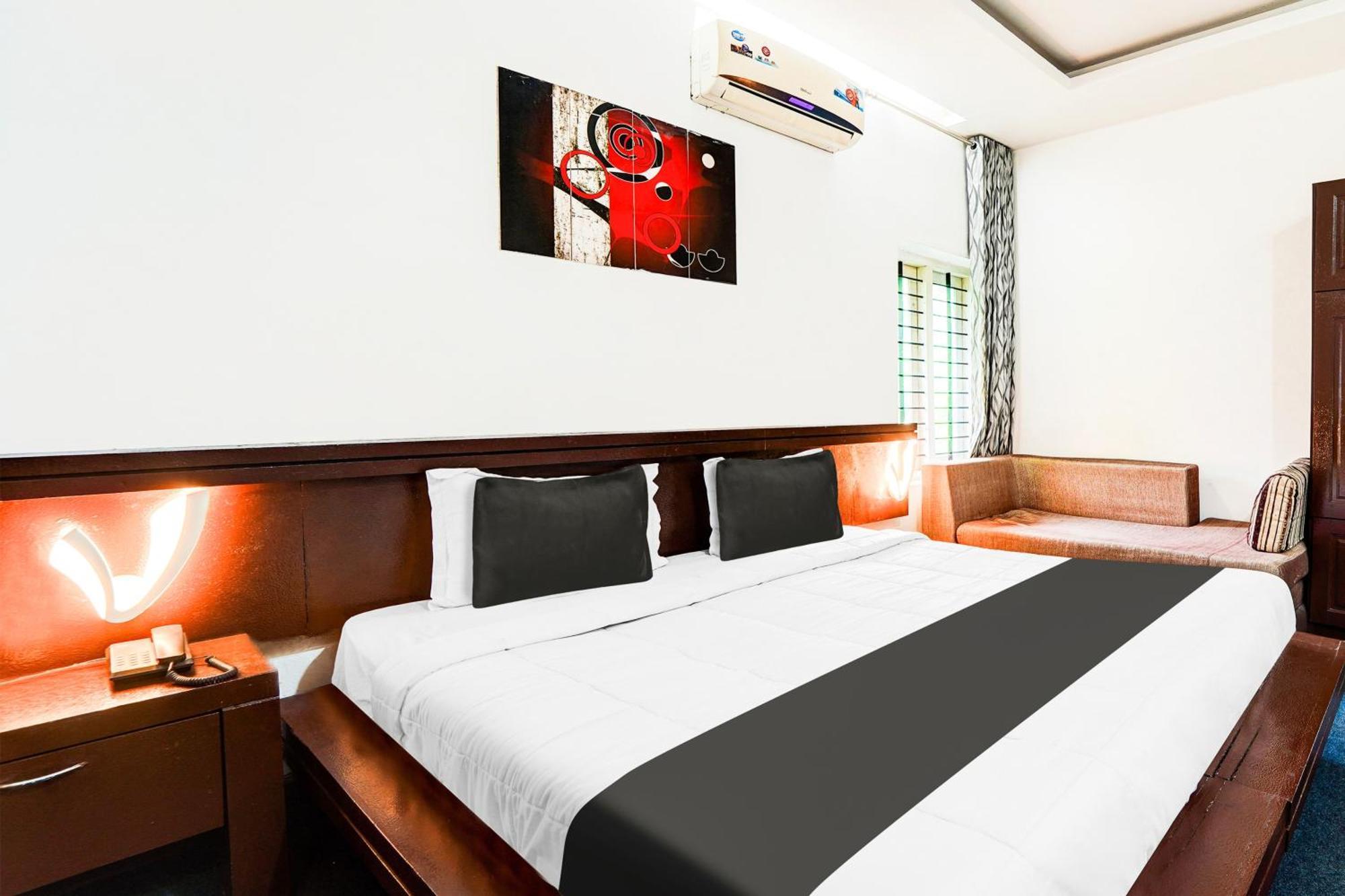 Super Collection O Kazhakuttam Near Al Saj Convention Centre Hotel Andurkonam Exterior photo