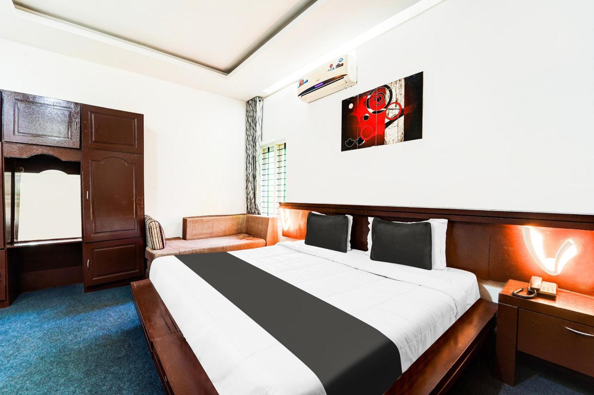 Super Collection O Kazhakuttam Near Al Saj Convention Centre Hotel Andurkonam Exterior photo